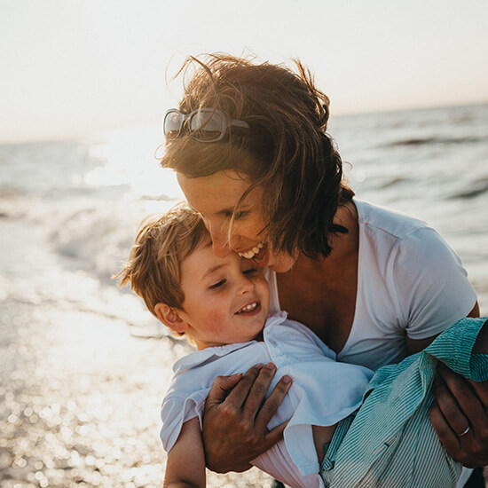 Mutter mit Kind am Strand