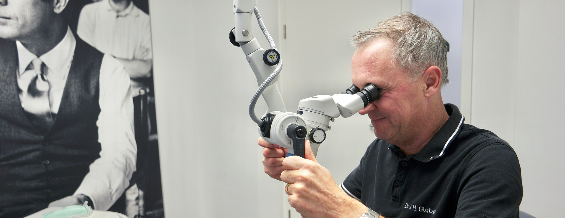 Dr. Glatzel blickt durch ein Endodontie OP Mikroskop